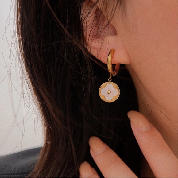 NEW💎:18K Gold Plated flora  Earrings*Mini Hoop Earrings*Floral Design*Dainty - Picture 3 of 9